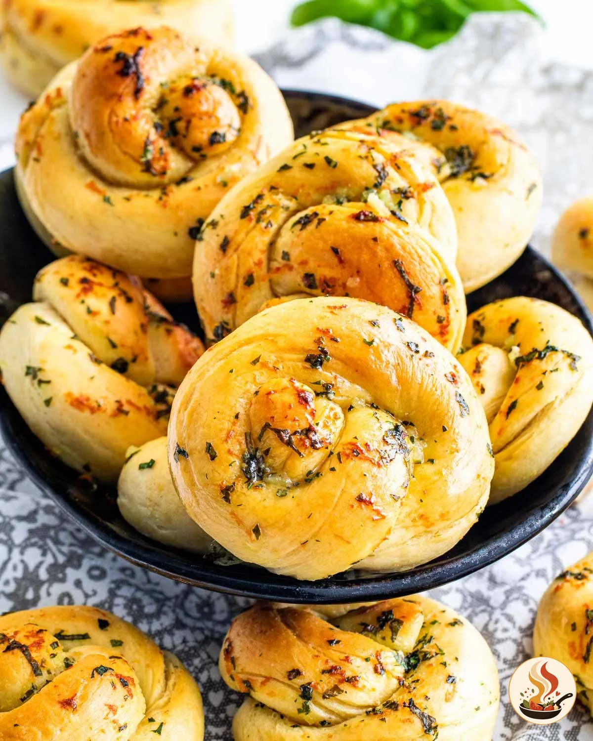 Чесночные узелки: мягкие булочки с ароматом пиццерии