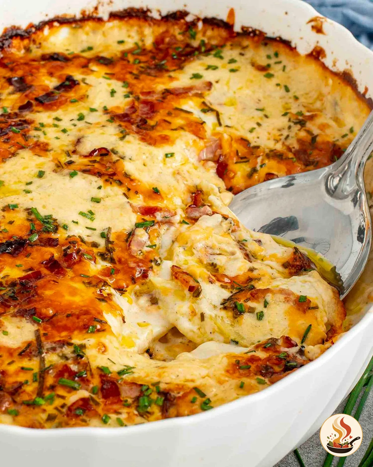Картофель, запеченный с чесноком и сыром: сливочный вкус с хрустящим беконом