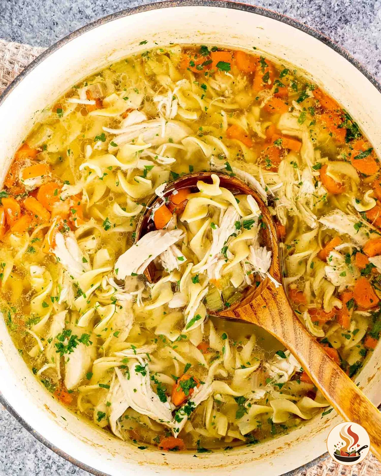Куриный суп с лапшой: золотой бульон из целой курицы