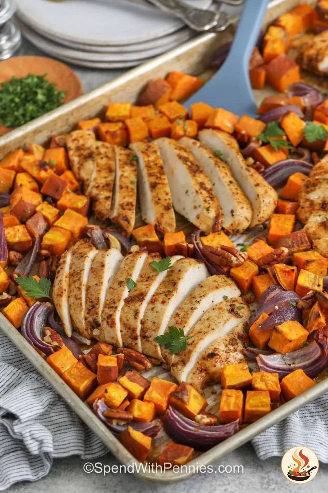 Курица с бататом и луком на одном противне: минимум хлопот, максимум вкуса