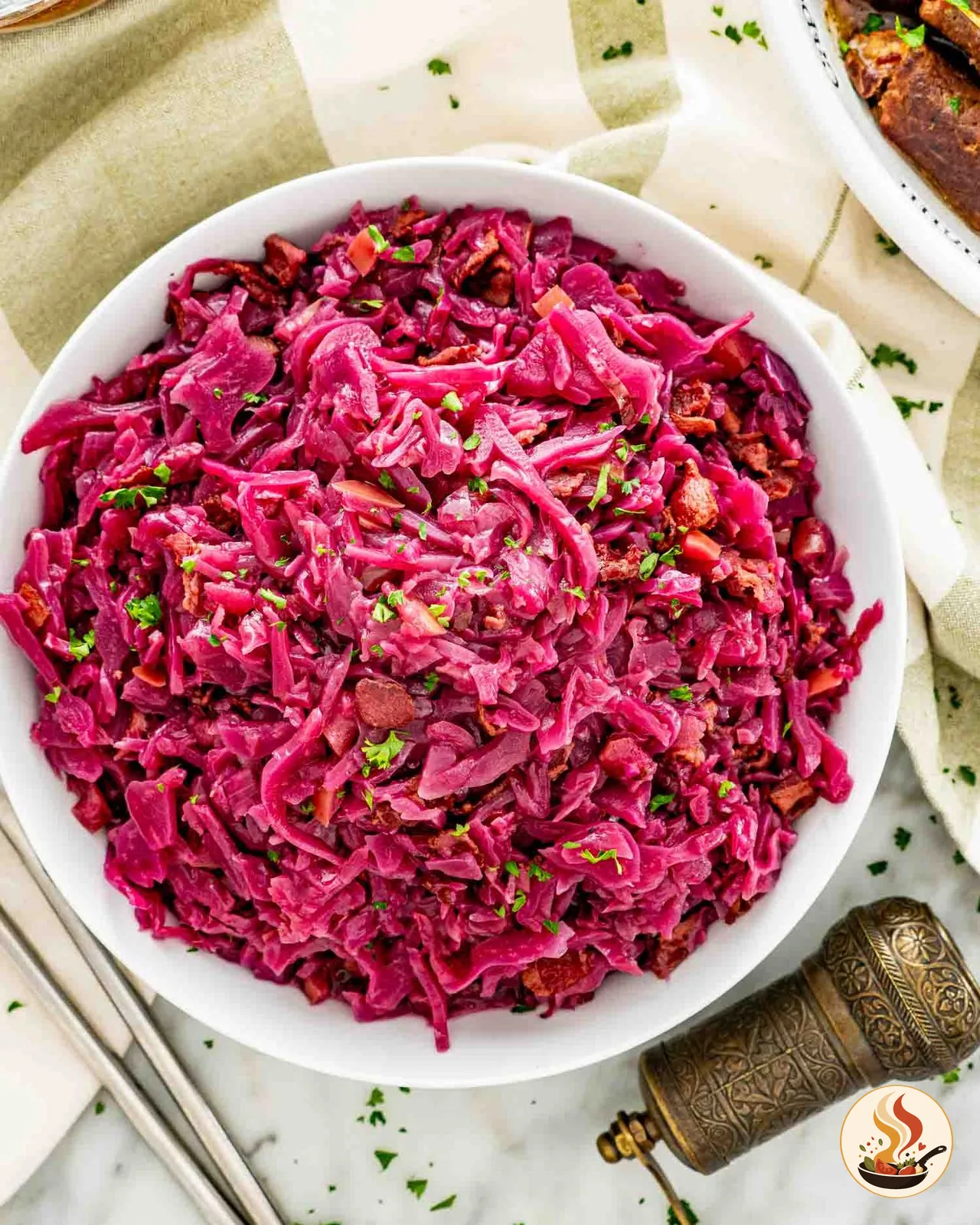 Немецкая краснокочанная капуста с яблоками и беконом: тушеная до глянца