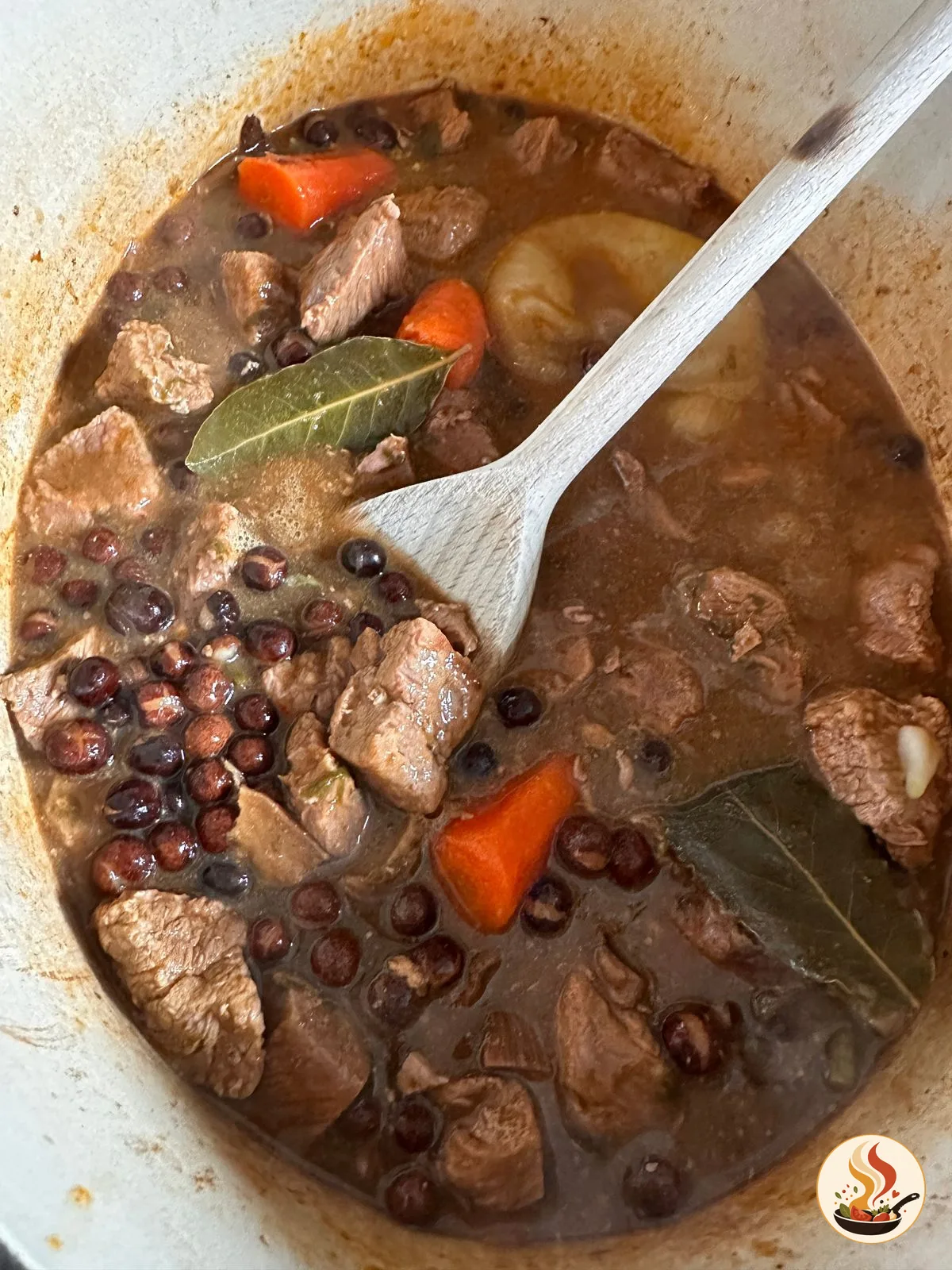 Тушеная говядина с черными бобами: сытное блюдо по-английски